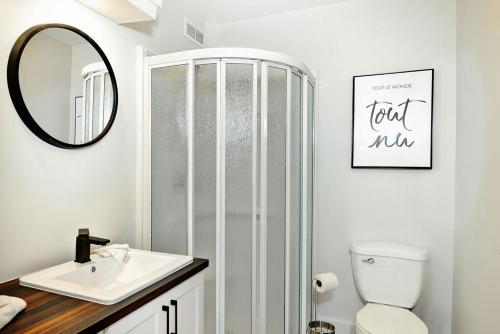 Un baño con ducha, inodoro y lavabo. en Chalets Alpins - 44 Chemin des Skieurs (Unité A), en Stoneham