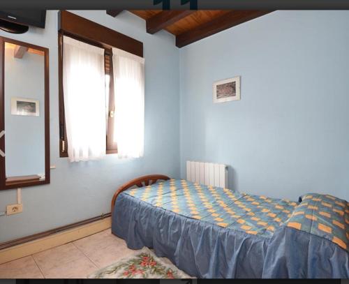 um quarto com uma cama e uma janela em Pensión Minibar em Zarátamo