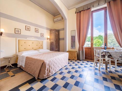 盧卡的住宿－Dimora Altemura，一间卧室配有一张床、一张桌子和一个窗户。