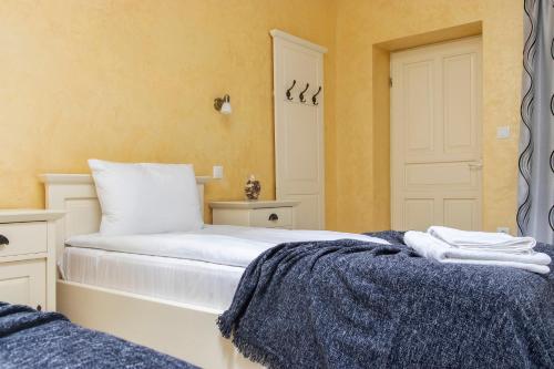 a bedroom with two beds with towels on them at Airport Wanderer Inn - Vándor fogadó in Vecsés