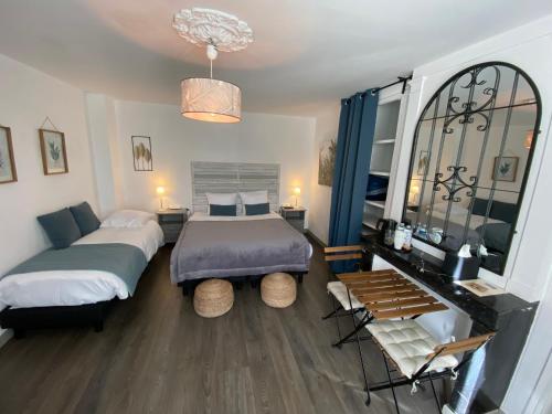 een slaapkamer met 2 bedden en een raam bij Les Rives du Cher - Chambres d'hôtes in Montrichard