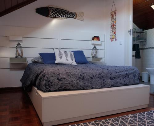 Posteľ alebo postele v izbe v ubytovaní Casa da Âncora - No Centro de Sesimbra
