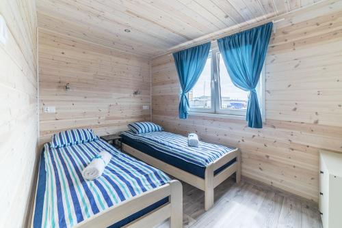 Кровать или кровати в номере Domki Portowe