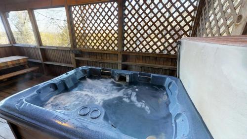 a jacuzziificialificialificialificialificialificialificialificialificialificialificial at Cozy Cottage Unit 1610 Cabin in Waldens Creek