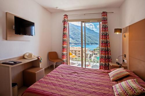 a bedroom with a bed and a window with a view at Hotel Kalliste in Porto Ota