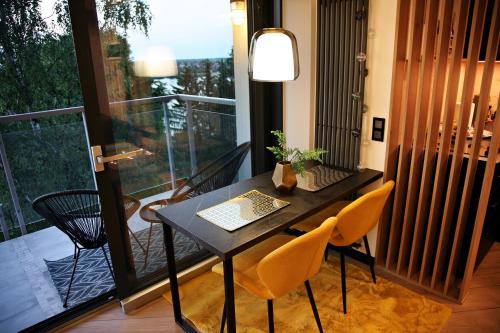ein Esszimmer mit einem Tisch und Stühlen auf dem Balkon in der Unterkunft Loft 22 DELUX in Wałcz