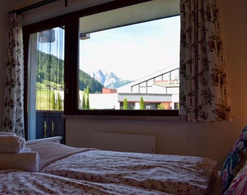 a bedroom with a window with a view of a mountain at Gosau Apartment 006 in Gosau