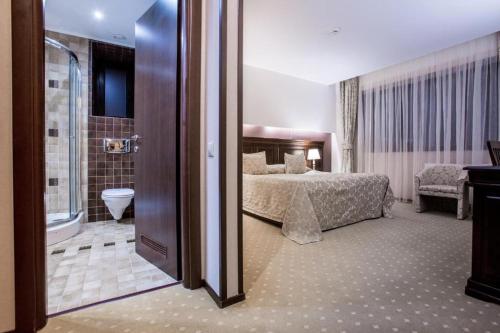 波亞納布拉索夫的住宿－Alpin Resort Hotel - Apartamentele 2403-2404- proprietate administrata de gazda privata，一间卧室配有一张床,浴室设有淋浴。
