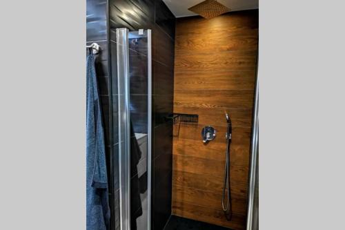 um chuveiro com uma porta de vidro na casa de banho em Black Sun. Modern penthouse in Torrevieja em Torrevieja