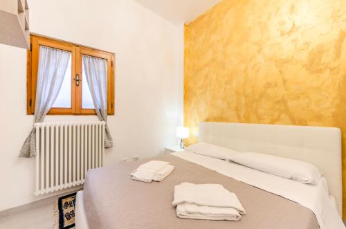 - une chambre avec un lit et 2 serviettes dans l'établissement ANDREA Venice FLAT Mezzanine Floor, à Venise