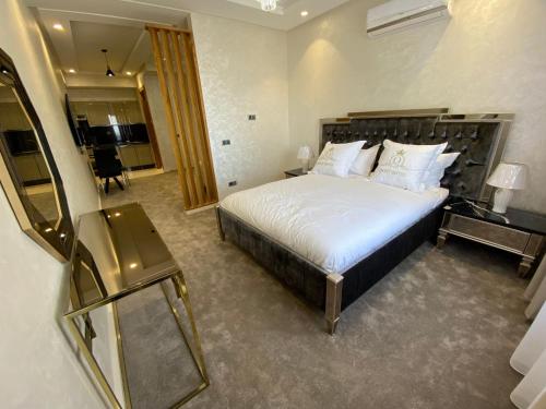 Una cama o camas en una habitación de Quiet Hotel