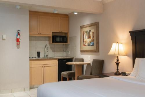 Habitación de hotel con cama y cocina en Prestige Inn Nelson, en Nelson