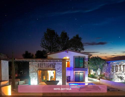 une maison avec des lumières violettes devant elle dans l'établissement Bottega Hotel Boutique, à Valle de Guadalupe