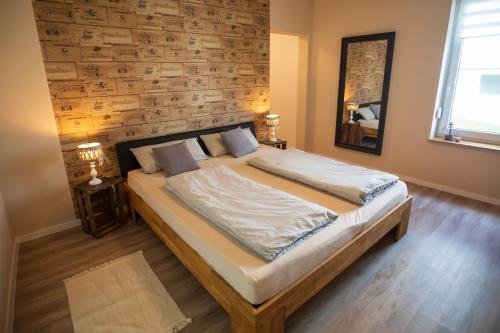 En eller flere senge i et værelse på Ferienwohnung Moselpanorama