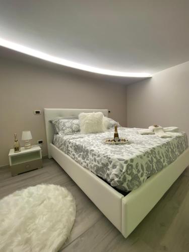 una camera bianca con un grande letto e un piumone bianco di La stella di Mery casa vacanze a Gragnano