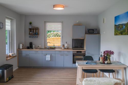 Køkken eller tekøkken på Ferienwohnung Moselpanorama