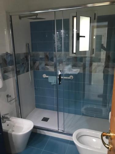 ein Badezimmer mit Dusche, Toilette und Waschbecken in der Unterkunft Taras holiday house in Taranto