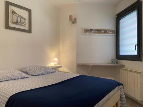 a bedroom with a bed and a window at T2 Vue exceptionnelle sur le bassin d'Arcachon in Andernos-les-Bains