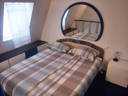 ein kleines Schlafzimmer mit 2 Betten und einem Spiegel in der Unterkunft Beti Blu, Kaninska vas in Bovec