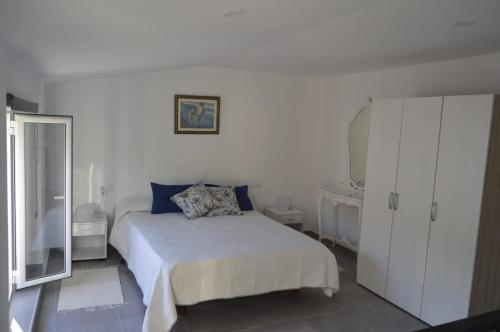 Ένα ή περισσότερα κρεβάτια σε δωμάτιο στο CASA CARAVINA