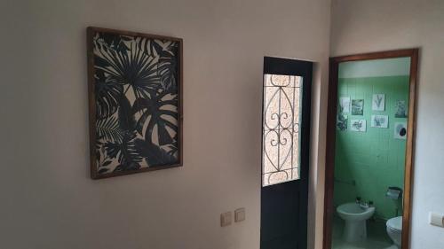 baño con espejo, aseo y ventana en Casa dos Covelos, en Ribeira de Pena