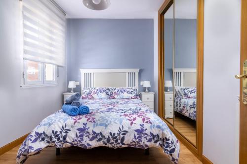 - une chambre avec un lit et un grand miroir dans l'établissement Apartamento La Muralla - leonapartamentos, à León