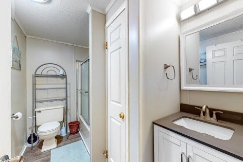 W łazience znajduje się toaleta, umywalka i lustro. w obiekcie Ocean Point II w mieście Ocean City