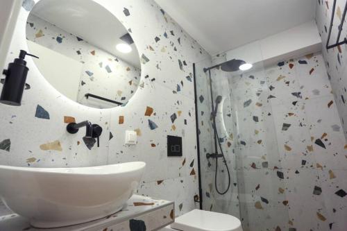 un bagno con lavandino e specchio di Valory #1,3 Aesthetic Stay a Salonicco