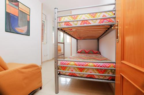 カラフェルにあるApartamento Plaça Jardíの二段ベッドが備わるドミトリールームのベッド1台分です。
