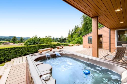 a backyard with a hot tub and a patio at Valley Green in Enumclaw