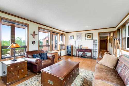 a living room with a couch and a table at Valley Green in Enumclaw