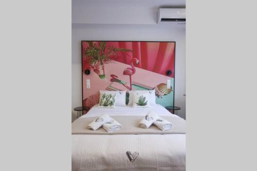 sypialnia z łóżkiem z różową ścianą w obiekcie Valory #1 Aesthetic Stay w Salonikach