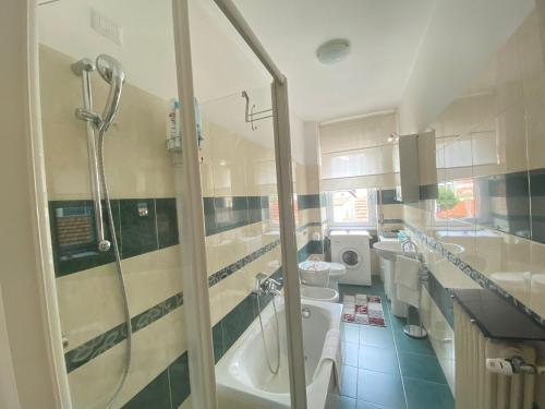 łazienka z prysznicem, toaletą i umywalką w obiekcie Casa Orchidea w mieście Lecco