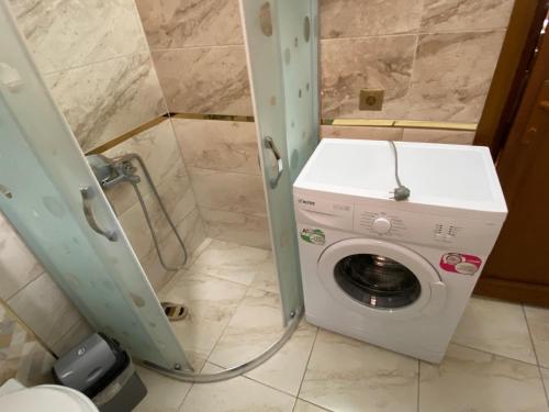 a washer and dryer in a bathroom at New toprak suite in Uzungöl