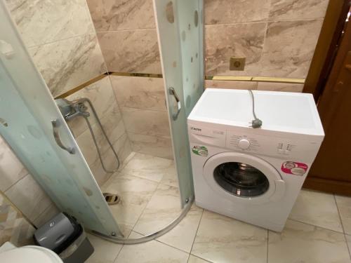 ウズンギョルにあるToprak Apartのバスルーム(洗濯機、乾燥機付)