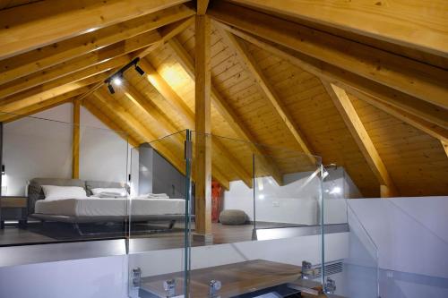Zimmer mit einem Bett im Dachgeschoss mit Holzdecken in der Unterkunft Luxury Suites by Panagiota in Preveza