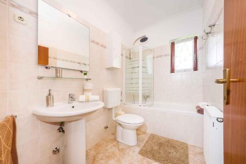 biała łazienka z toaletą i umywalką w obiekcie Apartments in Zadar/Zadar Riviera 7863 w mieście Smirić
