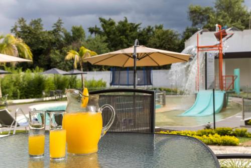 two glasses of orange juice sitting on top of a table at La Terraza Hotel in Jalpan