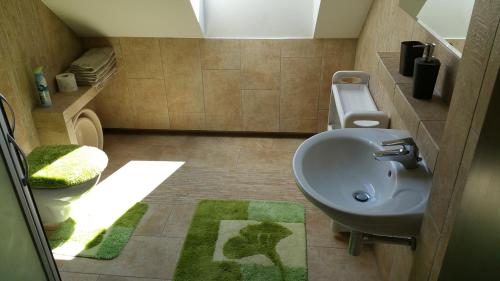 bagno con lavandino e servizi igienici di Zacisze a Danzica