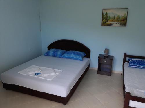 een slaapkamer met een bed met een blauwe muur bij Farm house Godinje in Godinje