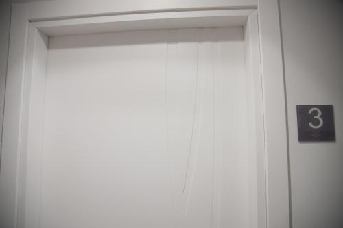 an elevator door with a number three sign on it at Valenti rooms & relax in Villaggio Mosè