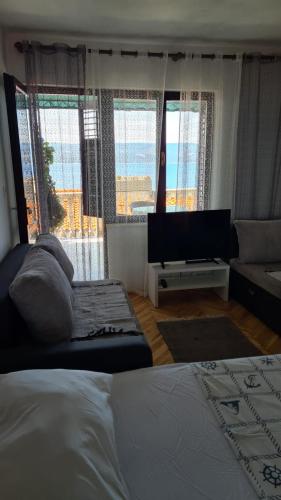 Predel za sedenje v nastanitvi Apartments Suco