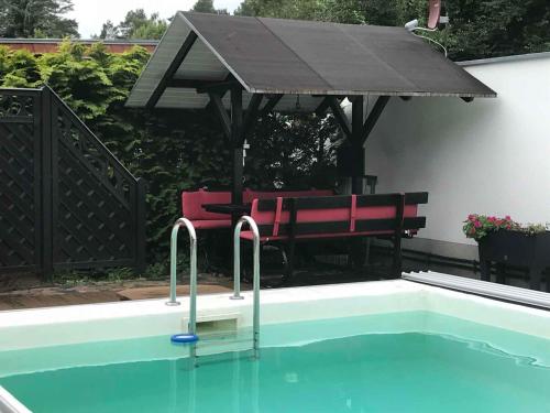 Bazén v ubytování Holiday home in Beelitz 2608 nebo v jeho okolí