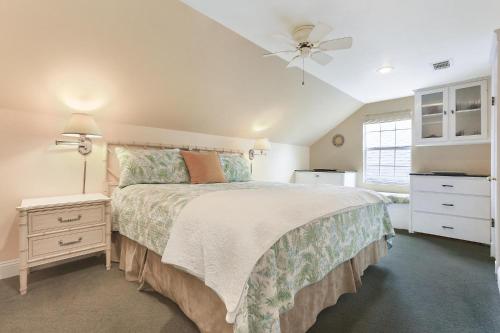 新奥尔良Historic Inn in the Marigny, blocks to French Quarter的一间卧室配有一张床和吊扇