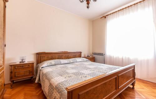 Apartment in Vrvari with Two-Bedrooms 1 객실 침대