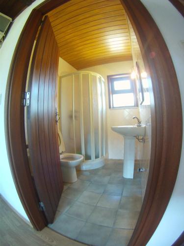 a bathroom with a toilet and a sink at Casa de Guadalupe in Redouça