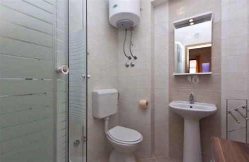 Kúpeľňa v ubytovaní Rovinj Two-Bedroom Apartment 1