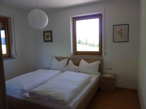 テージモにあるOne-Bedroom Apartment in Tisens Iのベッドルーム1室(白いシーツ付きのベッド1台、窓付)