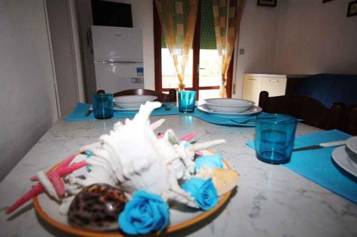 een tafel met een bord eten op een tafel bij Two-Bedroom Apartment in Rosolina Mare III in Rosolina Mare