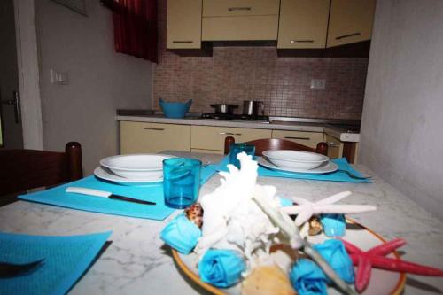 een keukentafel met een bord eten erop bij Two-Bedroom Apartment in Rosolina Mare III in Rosolina Mare